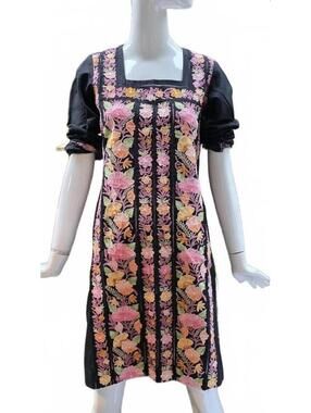 Black Embroidered Floral 3/4 Sleeve Tunic Kurti Top Feminine Chic Versatile  Med